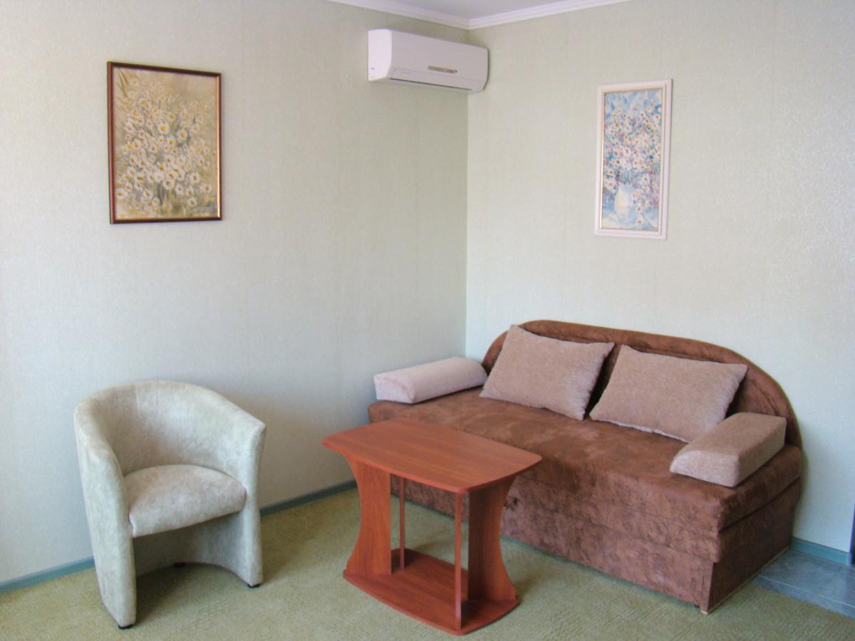 Mini-Hotel In Odessa Yard Exterior photo