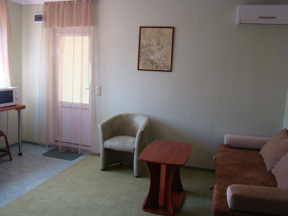 Mini-Hotel In Odessa Yard Exterior photo