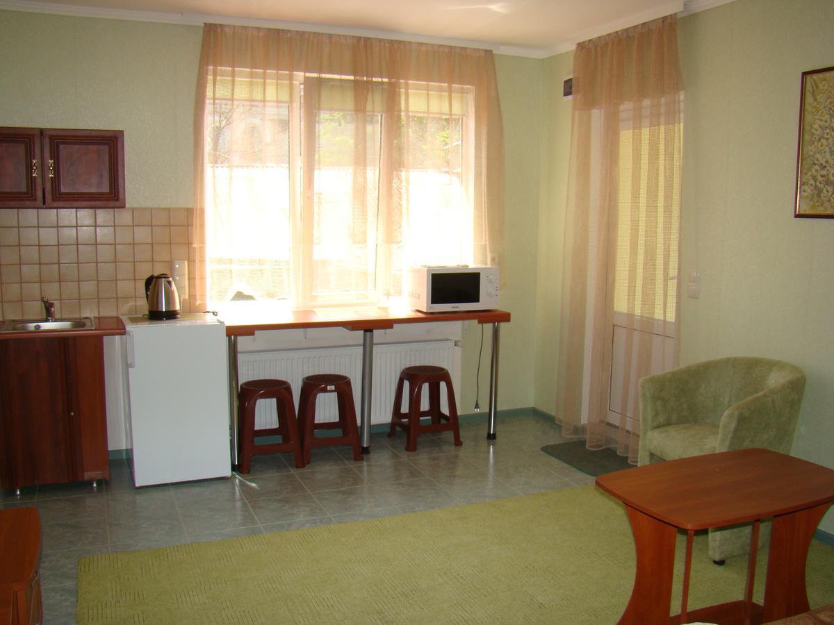 Mini-Hotel In Odessa Yard Exterior photo