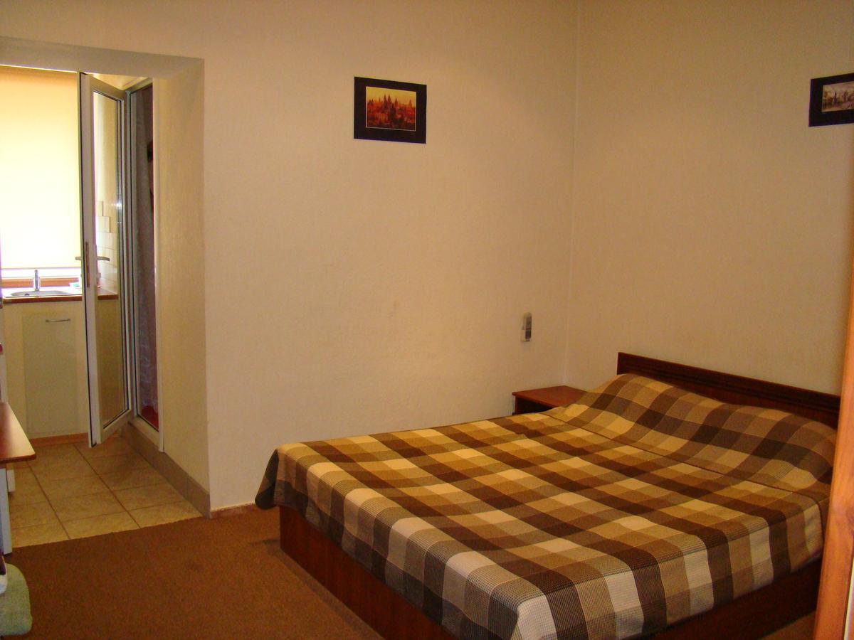Mini-Hotel In Odessa Yard Exterior photo
