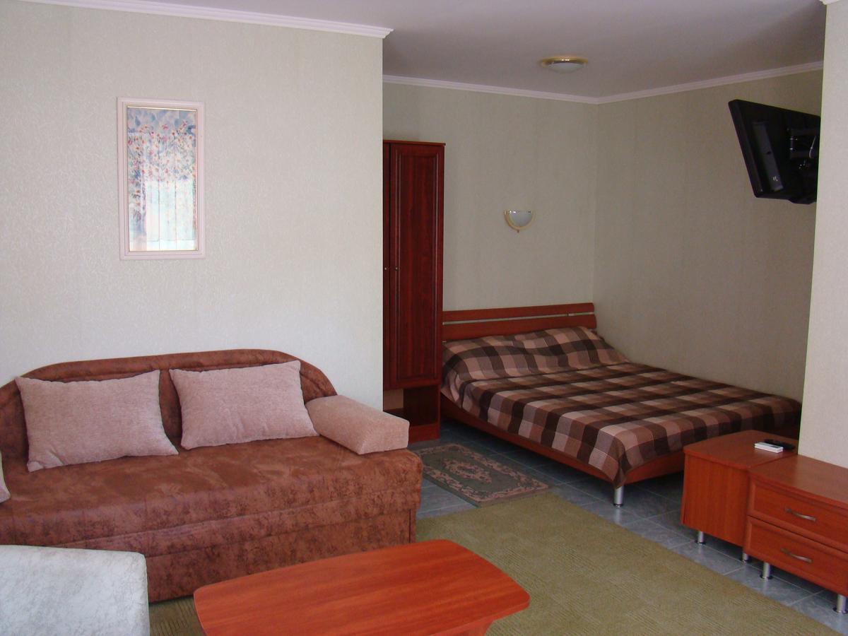 Mini-Hotel In Odessa Yard Exterior photo